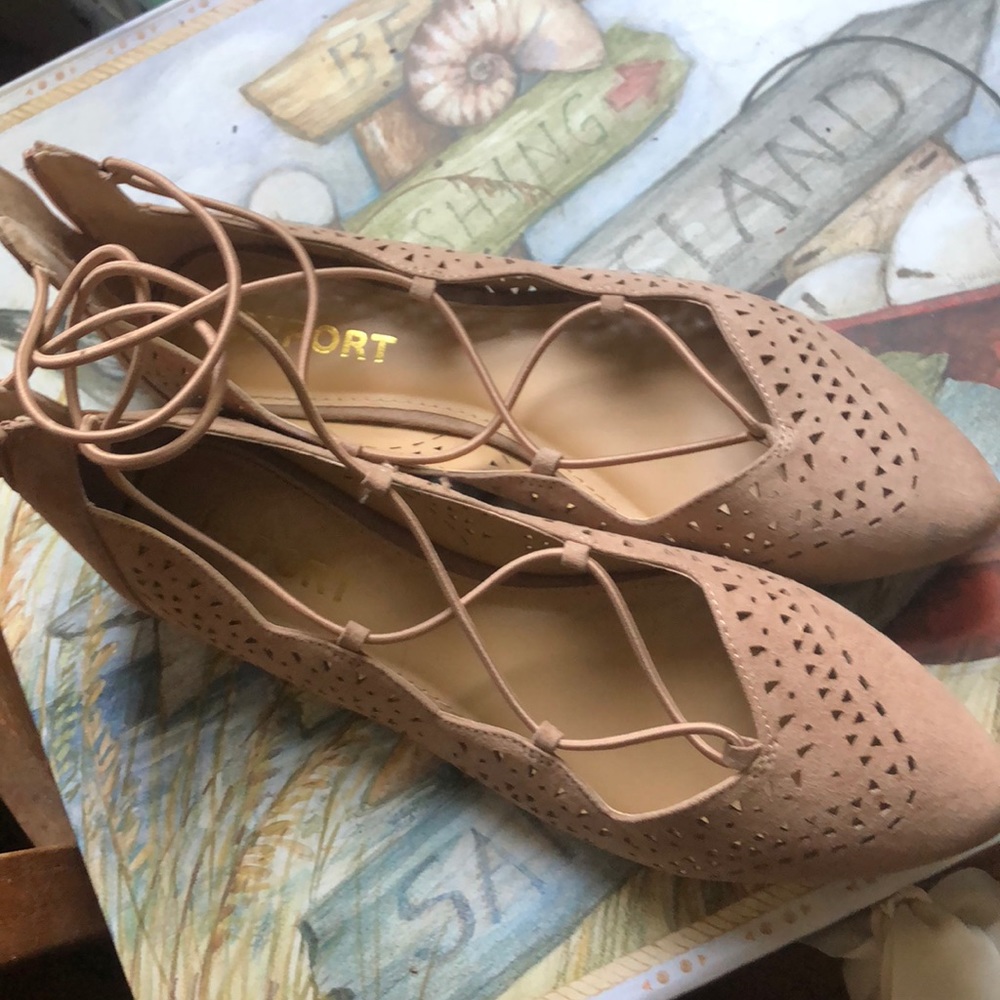 REPORT strappy flats!